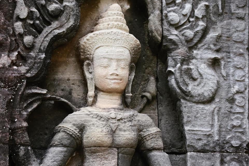 Ninfas cinceladas en las fachadas de los templos de Angkor