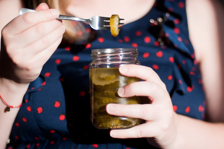 Comer pickles muy seguido podría llegar a ser dañino para tu salud dental. – Foto: Elizabeth Livermore/Getty Images