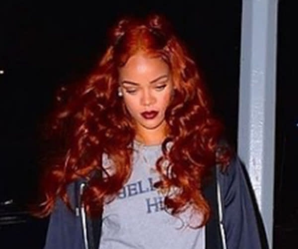 Rihanna avec des cheveux rouges