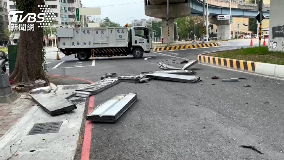 水泥車撞破高架橋隔音牆。（圖／TVBS）