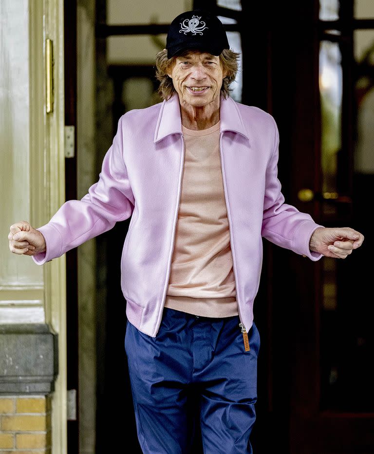 Ya repuesto de su cuadro de Covid, Mick Jagger saludó a los fans que lo esperaban a en la puerta del Amstel Hotel de Amsterdam