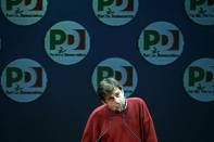 2013, Moretti al vertice del Pd con Pierluigi Bersani (AP Photo/Gregorio Borgia).