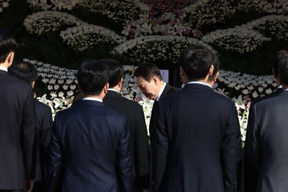 South Korean President Yoon Suk-yeol visits a memorial for the victims of the Itaewon crowd crush, in Seoul on Oct. 31, 2022.<span class="copyright">Chung Sung-Jun—Getty Images</span>
