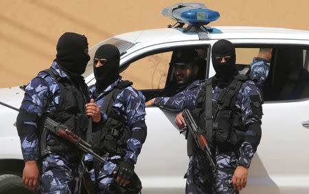 Palestinian security forces loyal to Hamas take up positions during an operation to arrest the main suspect in an assassination attempt against Palestinian Prime Minister Rami Hamdallah, in the central Gaza Strip March 22, 2018. REUTERS/Ibraheem Abu Mustafa