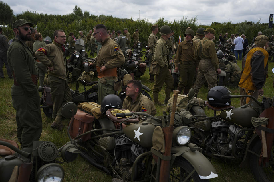 Los recreadores que montan motocicletas Harley Davidson vintage del ejército de los Estados Unidos hacen una parada para descansar en la playa de Utah cerca de Sainte-Marie-du-Mont, Normandía, Francia, el martes 4 de junio de 2024. Alrededor de 150 motocicletas Harley Davidson vintage del ejército de los Estados Unidos participaron el martes en un desfile por carretera cerca de las playas de desembarco del Día D. (AP Photo/Daniel Cole)