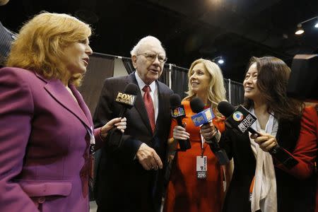 Warren Buffett walks out to tour the exhibit hall during the Berkshire Hathaway Annual Shareholders Meeting at the CenturyLink Center in Omaha, Nebraska, U.S. April 30, 2016. REUTERS/Ryan Henriksen