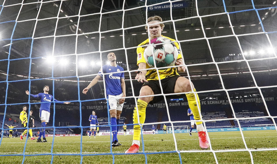 ARCHIVO - Erling Haaland tras anotar el cuarto gol para el Borussia Dortmund en el partido contra Schalke, el 20 de febrero de 2021. (AP Foto/Martin Meissner)