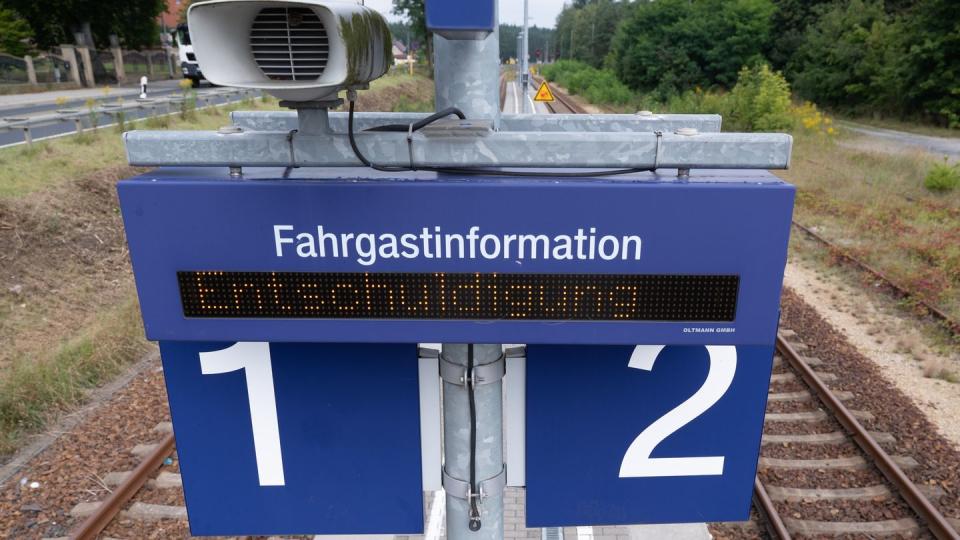 Eine Anzeigetafel an einem Bahnhof in Sachsen.