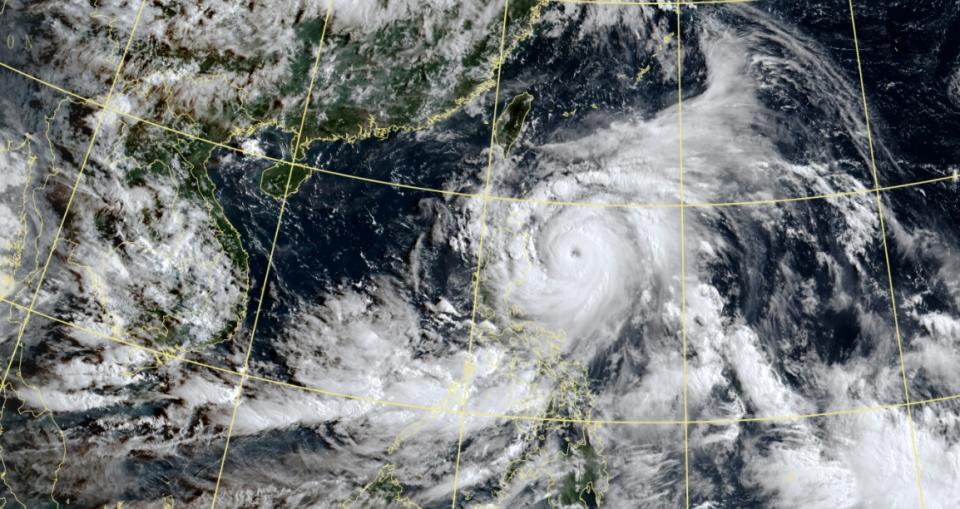 氣象專家吳德榮指出，「杜蘇芮」眼清晰、眼牆厚實，強度直逼強烈颱風。（圖取自中央氣象局網站）