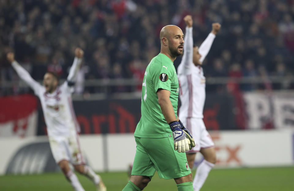 El portero de Milan, el español José Manuel Reina, abandona la cancha tras la derrota ante Olympiakos en duelo del Grupo F de la Liga Europa, en el estadio Georgios Karaiskakis de Pireo, cerca de Atenas, el jueves 13 de diciembre de 2018. (AP Foto/Petros Giannakouris)