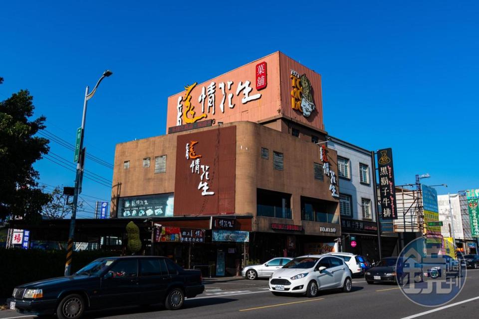 「龍情花生糖」龍潭總店位於龍潭大池旁、車水馬龍的街道上。	