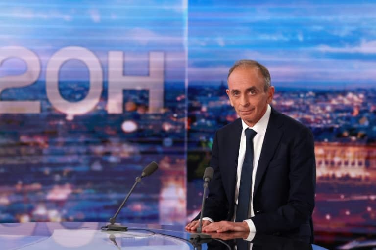 Eric Zemmour sur le plateau du JT de TF1 aprs l'annonce de sa candidature à la présidentielle, le 30 novembre 2021 à Boulogne-Billancourt, près de Paris - Thomas COEX © 2019 AFP