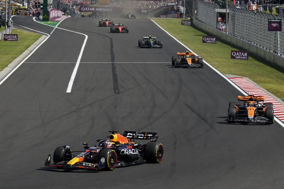 Max Verstappen al volante de su Red Bull al frente de Oscar Piastri de McLaren durante el Gran Premio de Hungría, el domingo 23 de julio de 2023, en Budapest. (AP Foto/Denes Erdos)