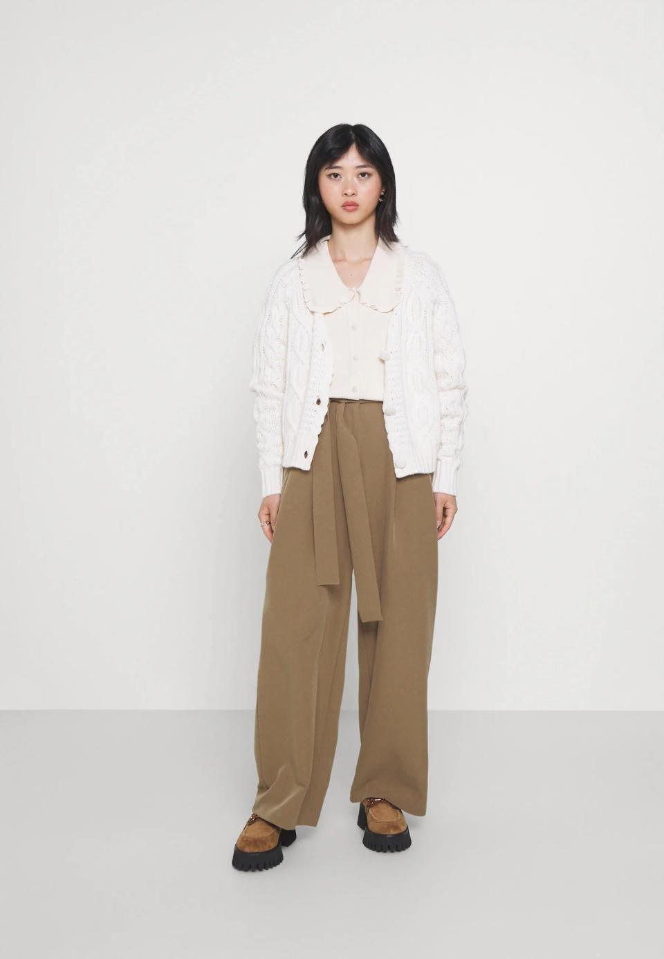 <br><br><strong>Pieces Petite</strong> Wide Pant Trousers, $, available at <a href="https://www.zalando.co.uk/pieces-petite-pcfarrah-wide-pants-trousers-otter-pit21a01d-b11.html" rel="nofollow noopener" target="_blank" data-ylk="slk:Zalando" class="link ">Zalando</a>