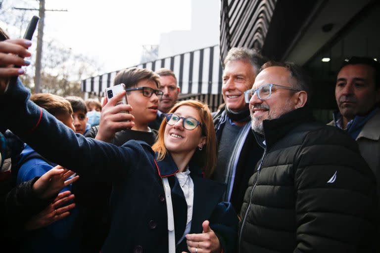 La recorrida de Mauricio Macri coincidió con el horario de salida escolar