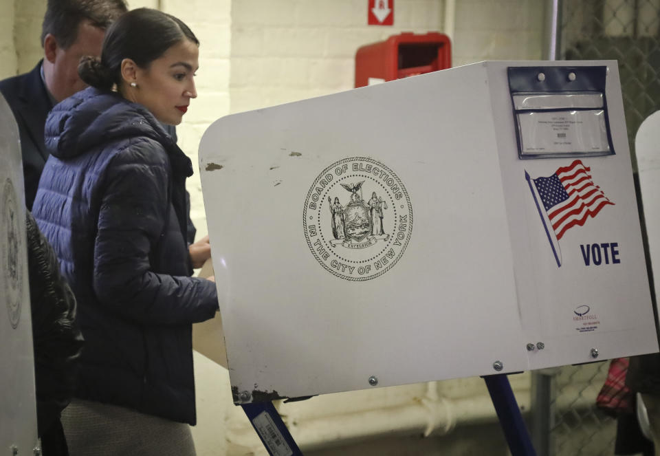 Ocasio-Cortez bei ihrer Stimmabgabe zu den Midterm Elections in New York. (Bild: AP Photo/Bebeto Matthews)