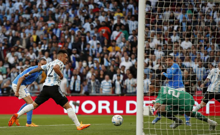 El último toque: Lautaro Martínez sella la acción que generó Leonel Messi y abre el marcador frente a Italia en la Finalissima en Wembley; el Toro llegó a los 20 goles con la selección