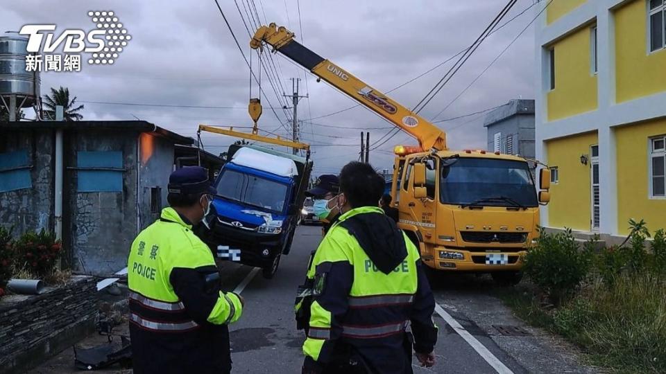 警消到場處理車禍，拖吊車也將貨車吊起。（圖／警方提供）