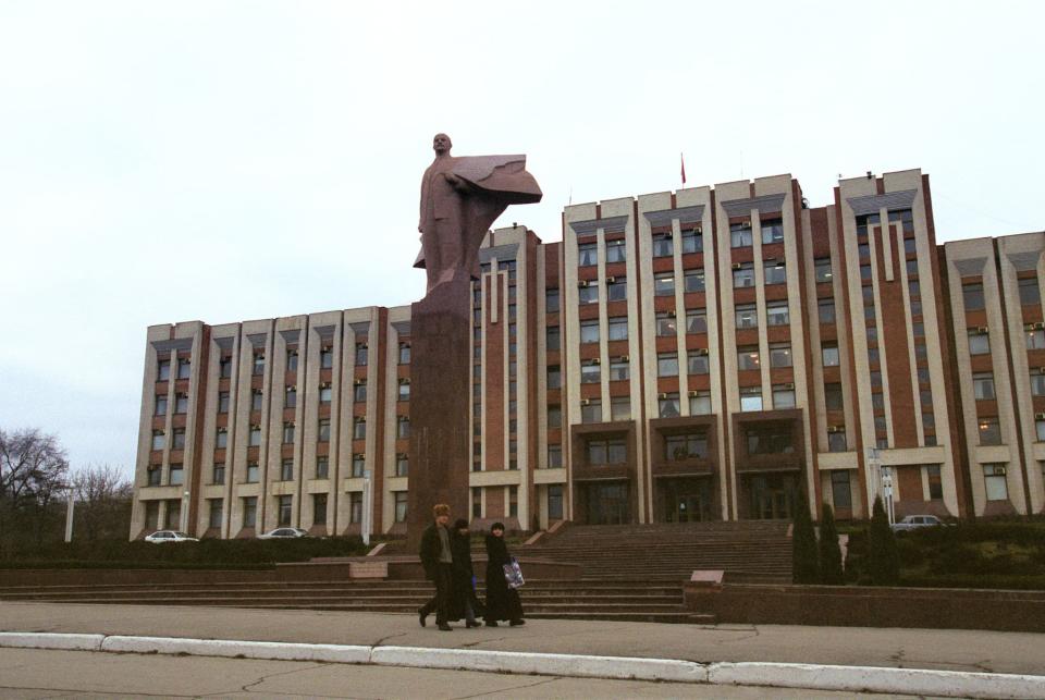 La statue de Lénine devant le siège du gouvernement de Transnistrie, à Tiraspol - JOEL ROBINE / AFP