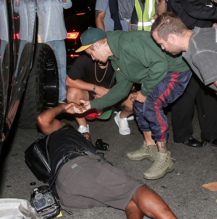 Justin se bajó de la camioneta para brindar consuelo al hombre. Kikapress