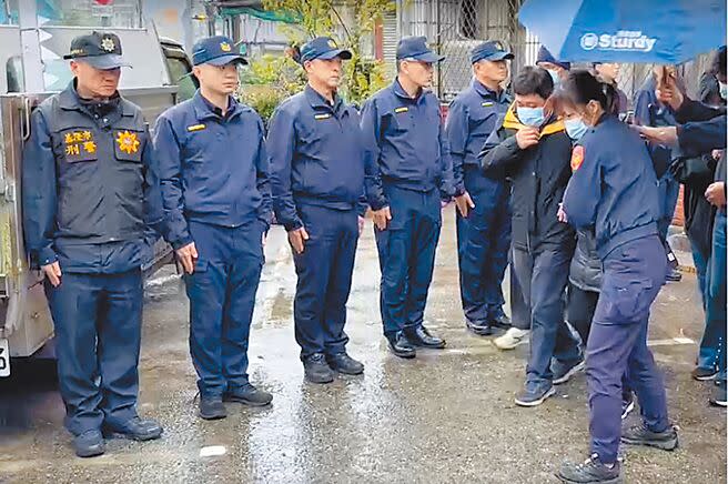 簡男駕駛小貨車，衝入基隆市警第三分局八堵分駐所，撞死年僅24歲的員警蘇昱鴻。1日下午家屬與同仁為蘇員舉行招魂，同袍於雨中列隊送行，場面哀戚。（徐佑昇攝）