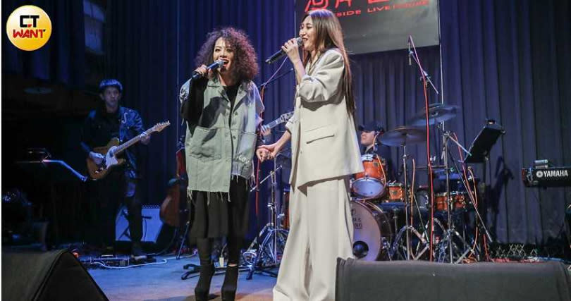 Saya（左）25日為呂婕菲音樂會擔任嘉賓，兩人合唱阿妹經典作〈聽海〉。（圖／張祐銘攝影）