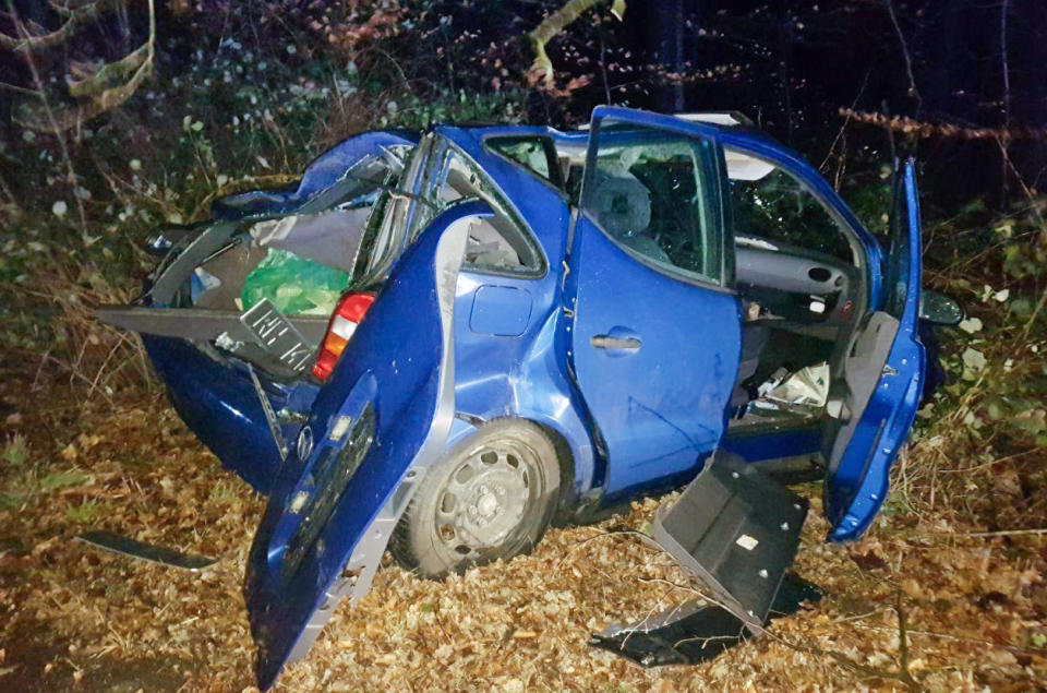 Ein durch einen umgestürzten Baum zerstörtes Auto in Mülheim an der Ruhr (Nordrhein-Westfalen). (Bild: Feuerwehr Mülheim/dpa)