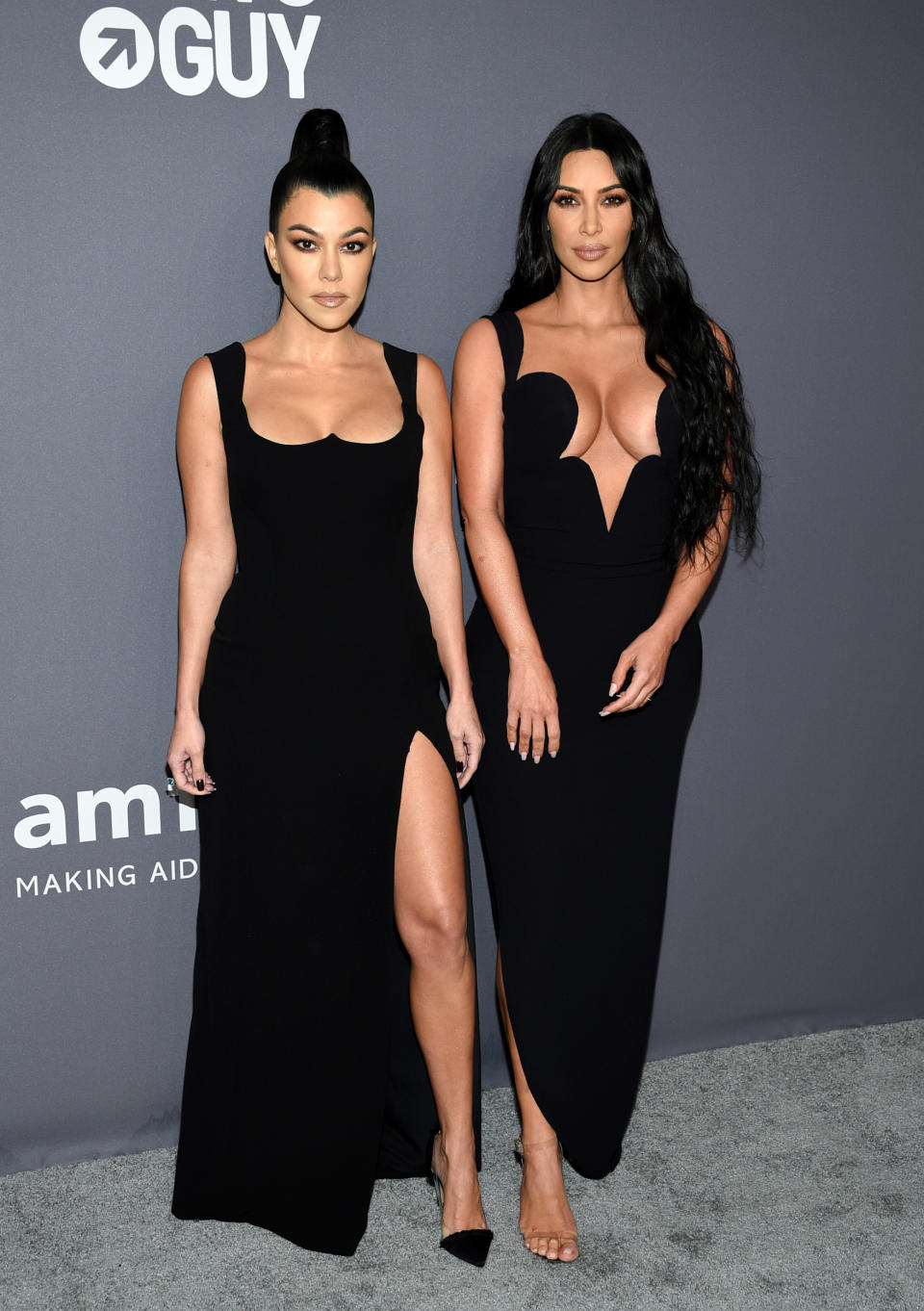 Kourtney und Kim Kardashian entschieden sich für Roben von Versace. (Bild: AP Photo)