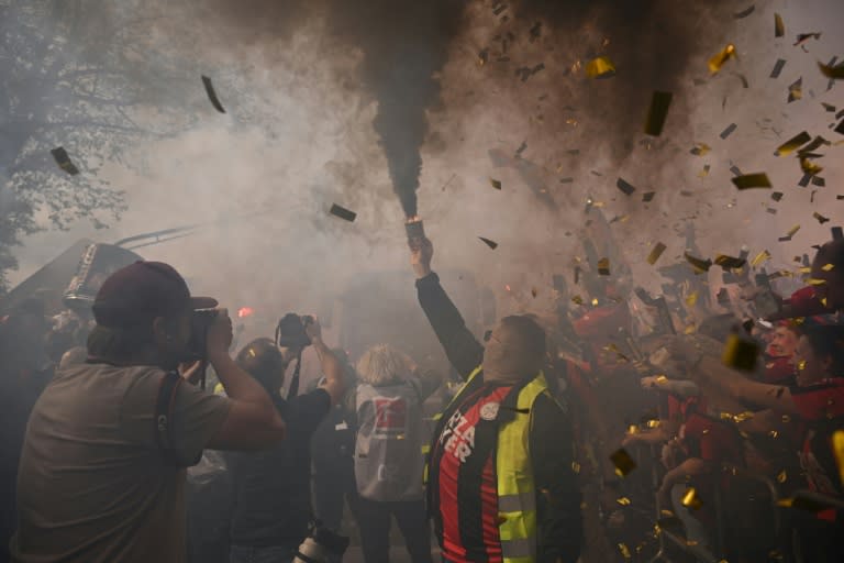 Viel Polizei am Bahnhof und in der Stadt: Wenn in der Fußballbundesliga ein brisantes Derby stattfindet, sind die Einsatzkräfte vielerorts in Alarmbereitschaft. Die Frage, wer die Mehrkosten bezahlen muss, beschäftigt das Bundesverfassungsgericht. (INA FASSBENDER)