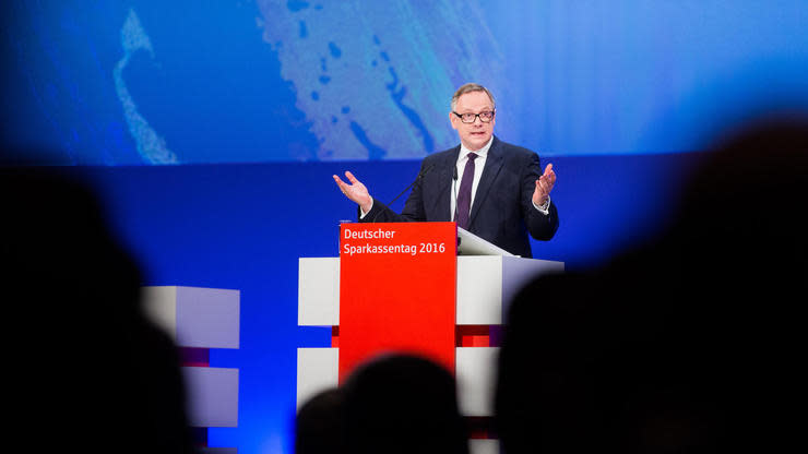 Sparkassenpräsident Georg Fahrenschon beugt sich dem wachsenden Druck. Die für heute geplante Wiederwahl wird bis zum Abschluss des Steuerstrafverfahrens verschoben. An seiner Kandidatur aber hält er fest.