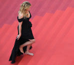 <p>Then there was *that* time Julia Roberts really did just literally ditch her heels on the Cannes ‘Money Monster’ red carpet, opting to take on the famous sweeping staircase bare foot. <i>[Photo: Getty]</i></p>