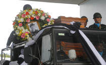 <p>The body of Samarn Poonan, a former Thai navy SEAL who died during onan overnight mission, is carried during a religious rites ceremony at Chiang Rai Airport in Chiang Rai Province, in northern Thailand, July 6, 2018. The Thai navy diver died Friday from lack of oxygen during an effort to rescue 12 boys and their soccer coach trapped in a flooded cave. (Photo: AP) </p>