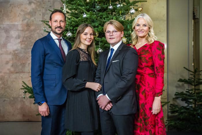 Sverre Magnus e Ingrid de Noruega con sus padres, Haakon y Mette-Marit