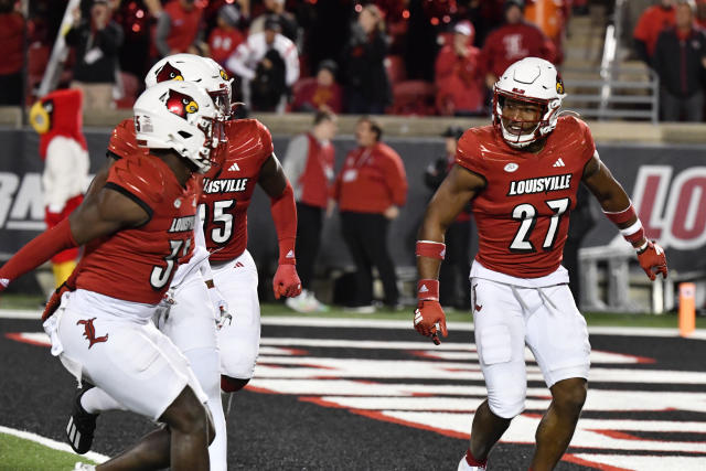 Louisville holds No. 6 Kentucky to only three hits in upset