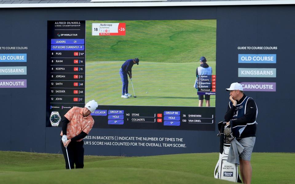 Robert MacIntyre juega su tercer tiro en el Road Hole durante la tercera ronda del Alfred Dunhill Links Championship 2024 en The Old Course de St Andrews el 5 de octubre de 2024