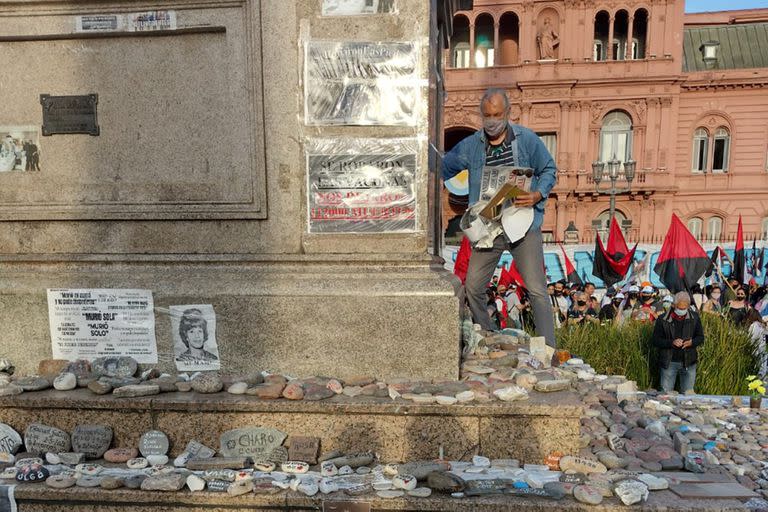 El memorial por las víctimas del Covid fue vandalizado por militantes peronistas que retiraron los carteles con críticos al Gobierno