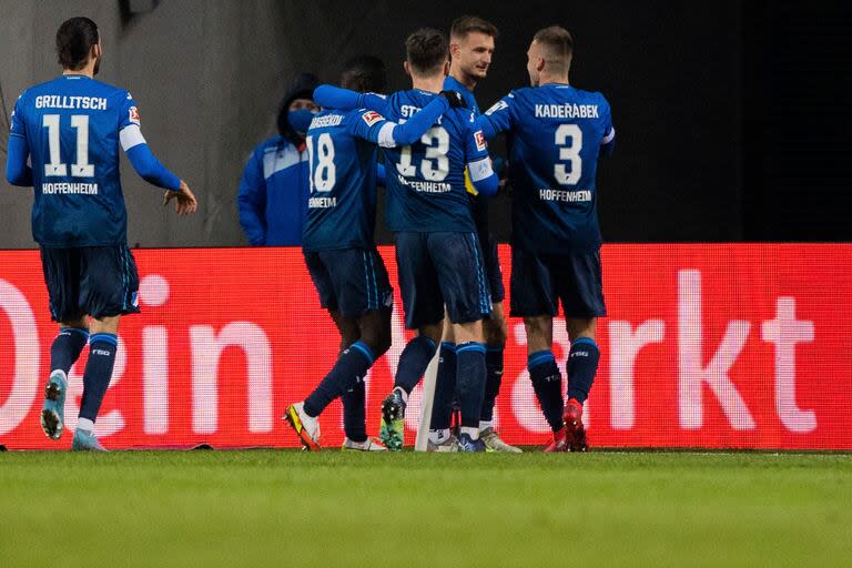 Antes de irse a Italia: Stefan Posch (segundo a la derecha) celebra tras anotar un gol para Hoffenheim en una victoria sobre Colonia en la Bundesliga, en marzo de 2022