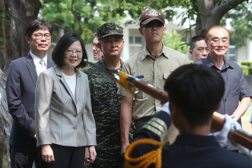 總統蔡英文（前左）、國防部長馮世寬（前右）25日前往高雄視導海軍陸戰隊99旅，並觀看儀隊操演。(中央社)