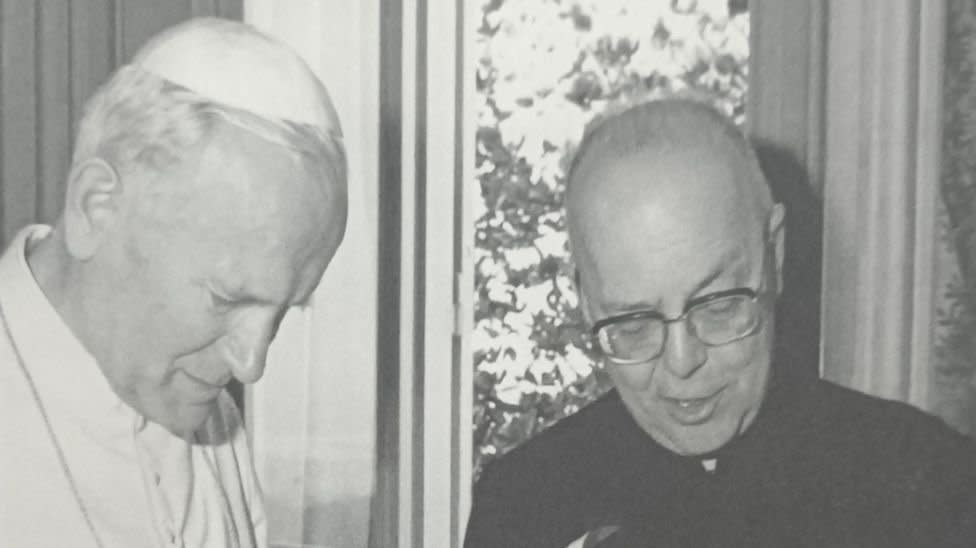 El papa Juan Pablo II (izq.) con el padre Gabriele Amorth