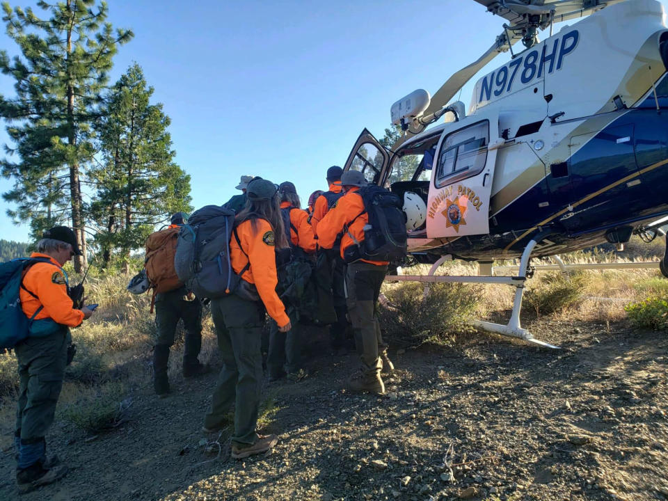 Voluntarios de rescate cargan en un helicóptero a un hombre que cayó 21 metros mientras caminaba en el Bosque Nacional Tahoe el miércoles 13 de julio de 2022. El border collie del hombre, Saul, condujo a los rescatistas hasta él. (Grupo de búsqueda y rescate de la Oficina del Sheriff del Condado de Nevada vía The New York Times)