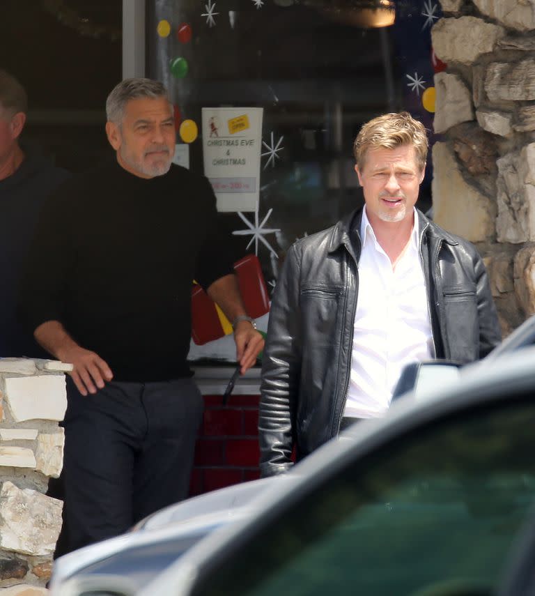 George Clooney y Brad Pitt fueron fotografiados en el set de Wolves, en Los Ángeles. Los protagonistas de la trilogía La gran estafa vuelven a unirse en este thriller que sigue a dos “fixers” (persona que se dedica a solucionar problemas que nadie más puede hacer) que reciben la misma misión sin saberlo
