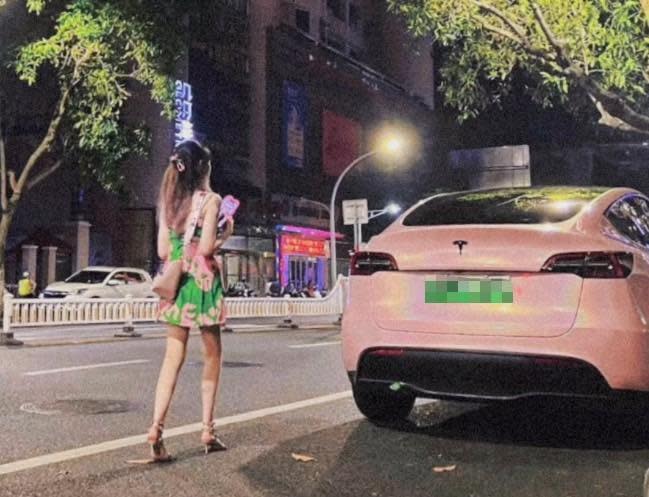 女車主把黑色Tesla Model Y換上粉色外觀。（翻攝自抖音「小雨溪」）