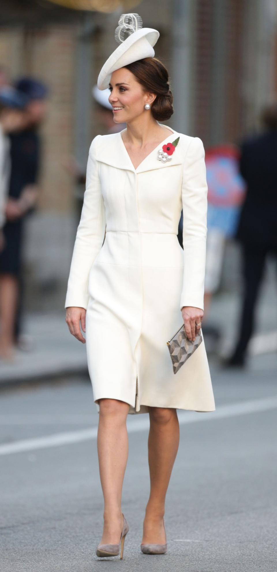 <p>Kate bei einer Zeremonie zum 100. Jubiläum der Dritten Flandernschlacht: Sie erschien in einem weißen Ensemble von Alexander McQueen – es war der gleiche Look, den sie bereits zur Taufe von Prinzessin Charlotte getragen hatte. (Bild: PA) </p>