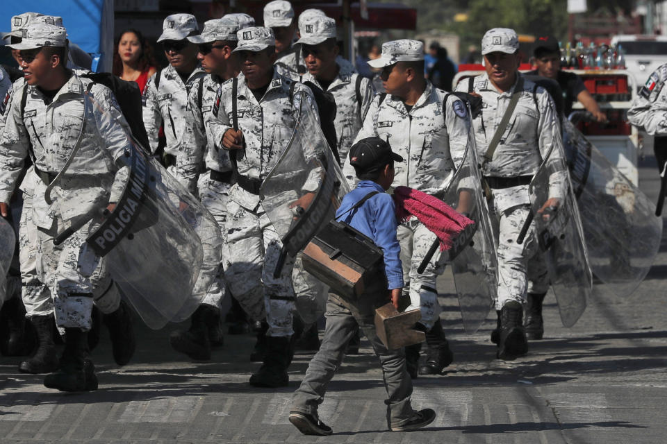 Mexican National Guardsmen arrive to the Suchiate River in Ciudad Hidalgo, on the Mexican border with Guatemala, near Ciudad Hidalgo, Mexico, Sunday, Jan. 19, 2020. Mexican authorities have closed a border entry point in southern Mexico after thousands of Central American migrants tried to push across a bridge between Mexico and Guatemala. (AP Photo / Marco Ugarte)