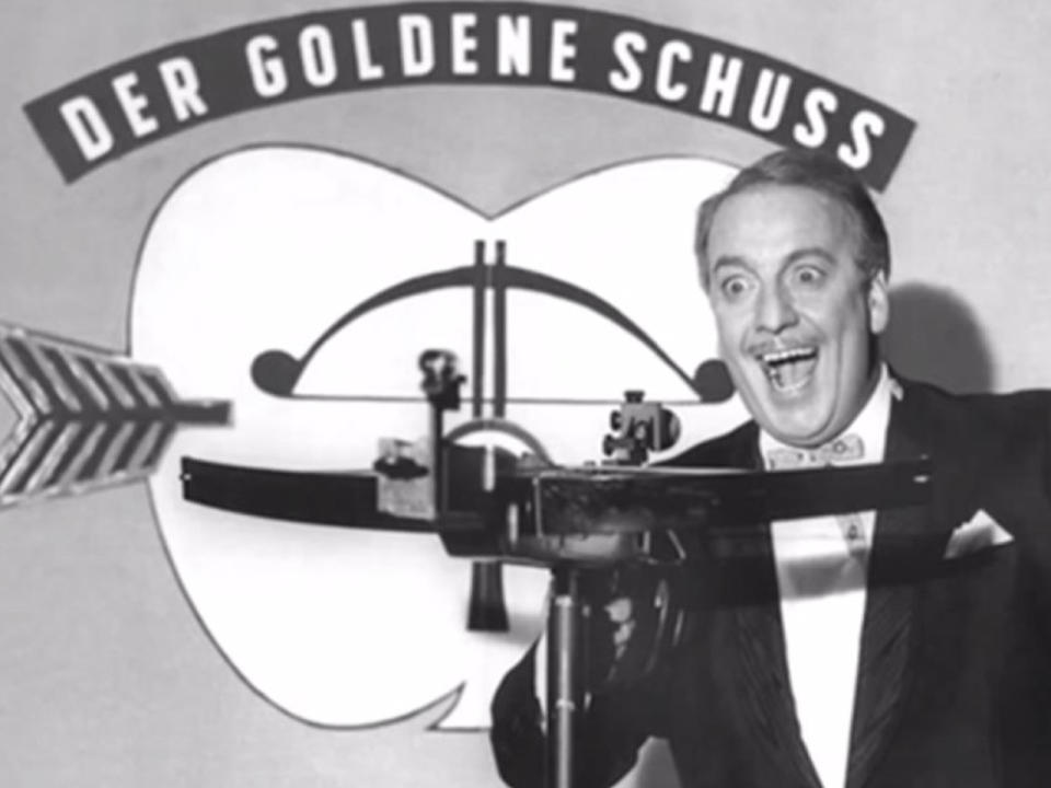 <p>Genauso beliebt und erfolgreich war “Der goldene Schuß” mit Lou van Burg. Bei Geschicklichkeitsspielen mussten die Kandidaten Punkte erzielen. Zu guter Letzt gab es den “Goldenen Schuss”, wo der sogenannte Schützenkönig mit einer Armbrust versuchen musste, einen Beutel mit Gold abzuschießen. (Bild-Copyright: YouTube) </p>