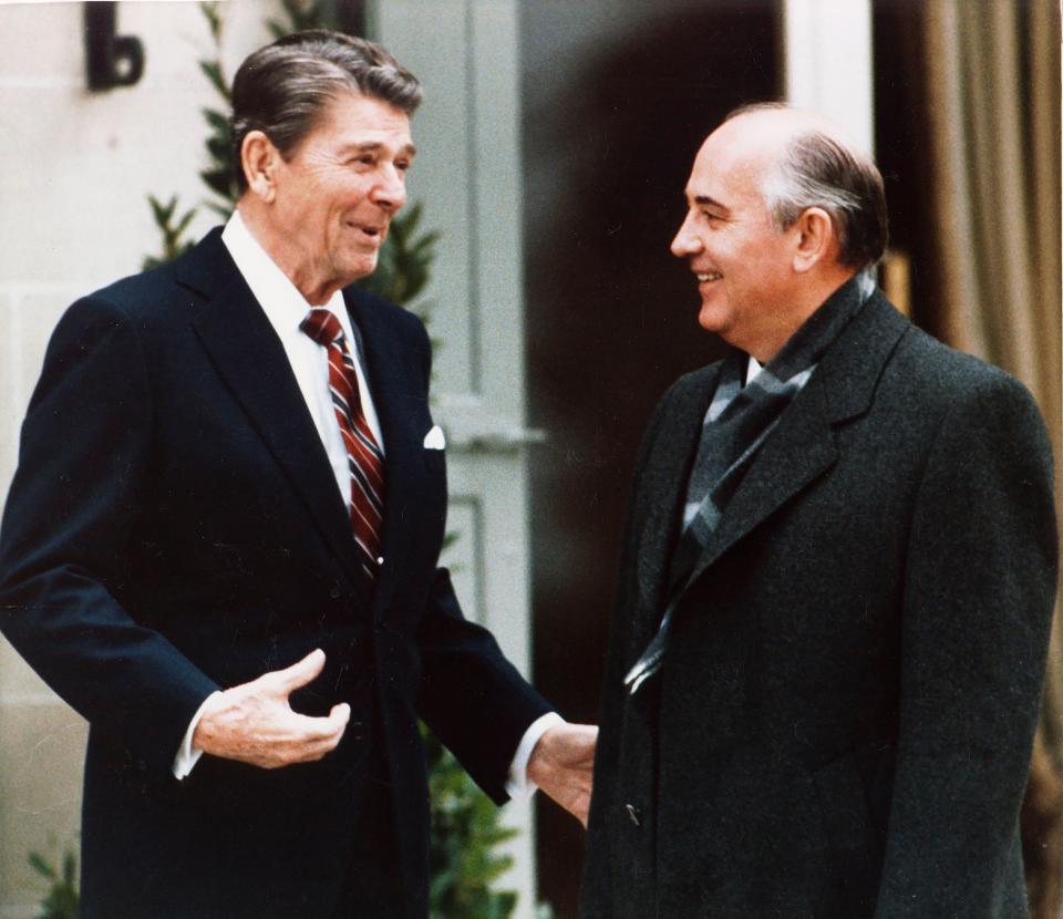 Mikhail Gorbachev (r) pictured with Ronald Reagan in 1985 (Copyright 1985 The Associated Press. All rights reserved)