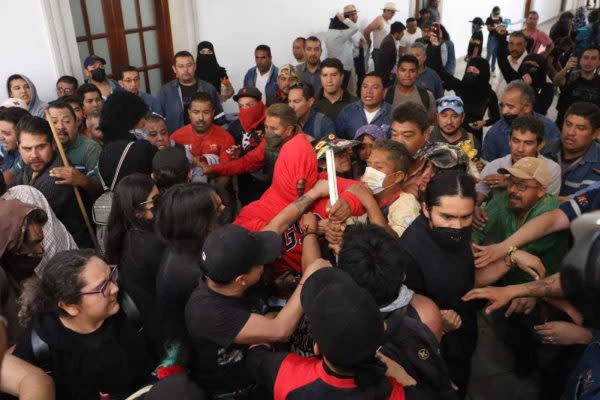 Enfrentamiento alumnos UAEH y presuntos trabajadores de la universidad tras protesta en el Edificio Central