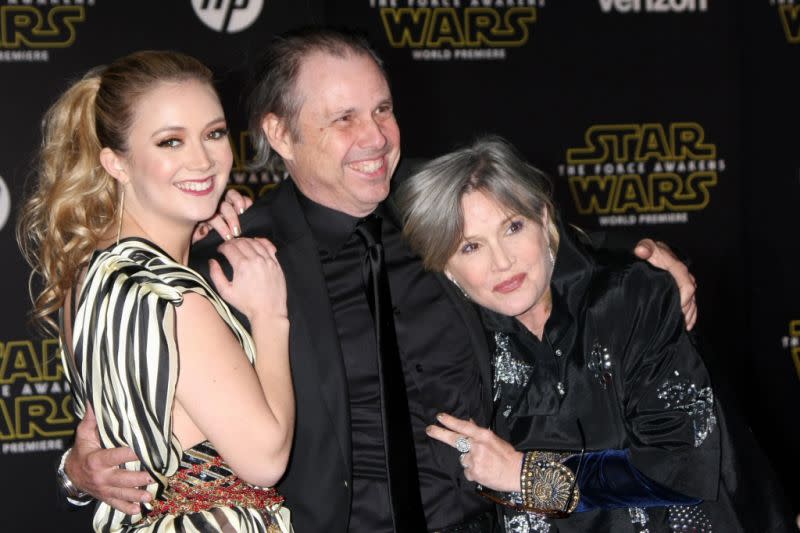 V.l.n.r.: Billie Lourd, Todd Fisher und Carrie Fisher bei der Weltpremiere von „Das Erwachen der Macht“. (Bild: WENN)