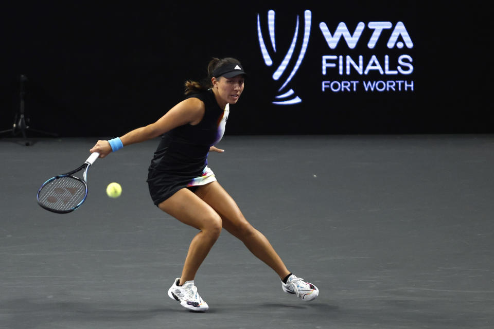 ARCHIVO - La estadounidense Jessica Pegula devuelve ante la tunecina en las Finales de la WTA, el 2 de noviembre de 2022, en Forth Worth. (AP Foto/Tim Heitman)