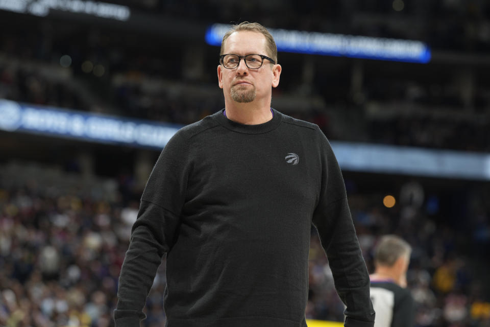 Toronto Raptors Head Coach Nick Nurse () in der zweiten Hälfte eines NBA-Basketballspiels am Montag, 6. März 2023, in Denver.  (AP Foto/David Zalubowski)